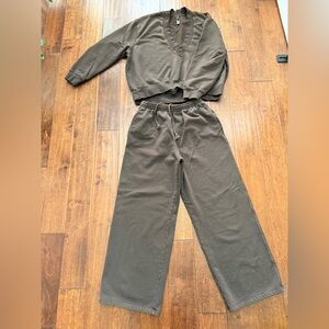 SKIMS 2025 BOYFRIEND FLEECE
OVERSIZED V NECK
PULLOVER & STRAIGHT
LEG PANT